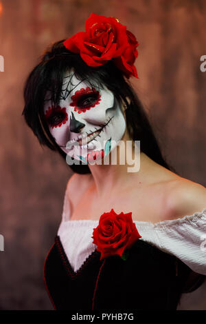 Ritratto di donna halloween con il bianco per il make-up sul suo viso Foto Stock