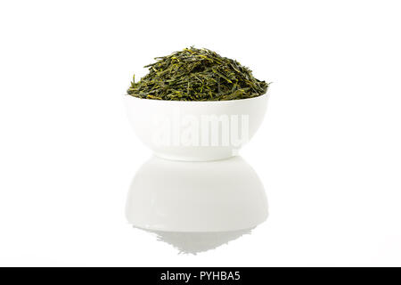 Green Sencha tè in tazza bianca isolata su sfondo bianco. Foto Stock