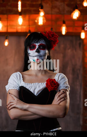Immagine della donna di zombie con il bianco per il make-up sul viso Foto Stock