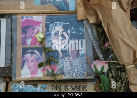 Fiori e fotografie della Principessa Diana del Galles posto su il Princess Diana Memorial vicino la fiamma della libertà (Flamme de la Liberté) accanto al Ponte Alma (Pont de l'Alma) di Parigi, Francia. Foto Stock