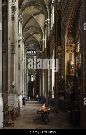 Navata gotica della chiesa di Saint Eustache (Église Saint-Eustache) di Parigi, Francia. Foto Stock