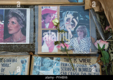 Fiori e fotografie della Principessa Diana del Galles posto su il Princess Diana Memorial vicino la fiamma della libertà (Flamme de la Liberté) accanto al Ponte Alma (Pont de l'Alma) di Parigi, Francia. Foto Stock