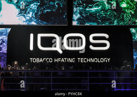 Belgrado, Serbia - Agosto 16, 2018: logo Iqos davanti a un bar terrazza in Serbia. Iqos, appartenenti a Philip Morris International, è un riscaldamento del tabacco Foto Stock