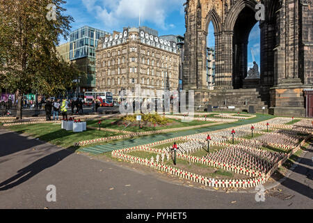 Ricordo attraversa da semi di papavero Scozia piantati al campo del ricordo nella zona est di Princes Street Gardens Edinburgh Scotland Regno Unito Foto Stock