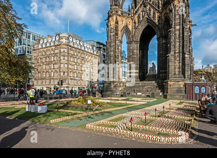 Ricordo attraversa da semi di papavero Scozia piantati al campo del ricordo nella zona est di Princes Street Gardens Edinburgh Scotland Regno Unito Foto Stock