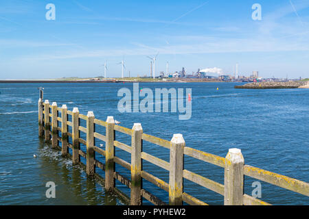 Mare del Nord Canal e industria siderurgica impianto in seaport IJmuiden vicino ad Amsterdam, Paesi Bassi Foto Stock