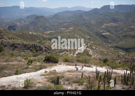 La gente a piedi nei pressi di Hierve de Agua, Oaxaca, Messico, Giovedì, 8 ottobre 2015. Foto Stock