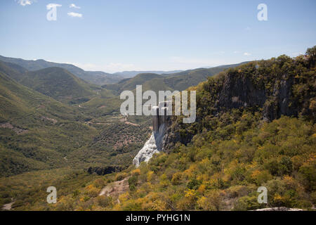 Una cascata pietrificata vicino Hierve de Agua, Oaxaca, Messico, Giovedì, 8 ottobre 2015. Foto Stock