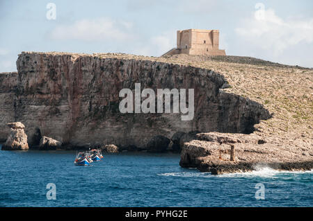 Intorno a Malta - Torre di Santa Maria, Comino catturato dal traghetto per Gozo Foto Stock