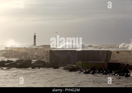 Moody seascape in un giorno nuvoloso. Luce interessante. Foce del fiume Ave, Vila do Conde, Portogallo Foto Stock