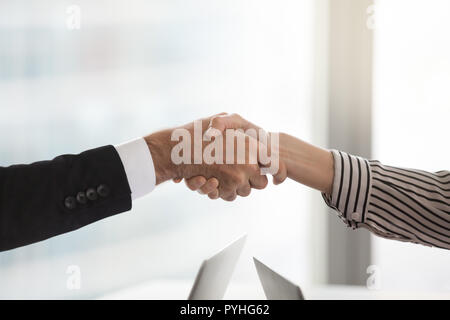 Vicino la stretta di mano del successo di due partner di business Foto Stock