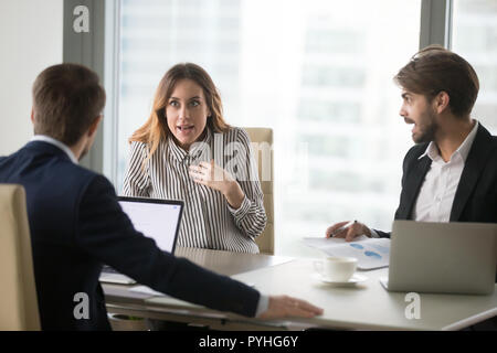 L'uomo arrabbiato grida di indignarsi collega. Foto Stock