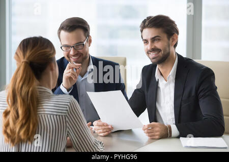 Felice hr manager con la ripresa guardando al lavoro femminile cercatore. Foto Stock