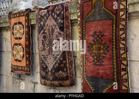 Tappeti turchi e kilim appeso a una parete per i turisti per ammirare, Istanbul, Turchia, l'Europa. Foto Stock