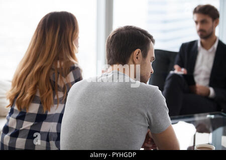 Coppia giovane, famiglia all incontro con il Consigliere Psicologo Foto Stock