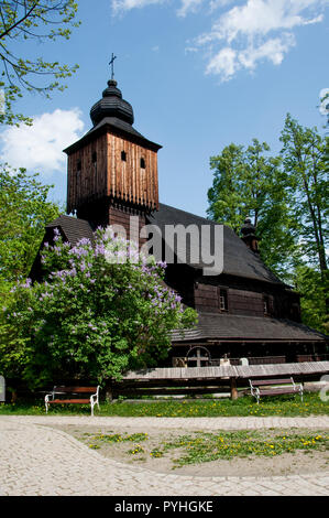 Un di legno Chiesa di Sant'Anna in Wallachian Open Air Museum di architettura popolare, la piccola città di legno, Roznov pod Radhostem, Zlin regione, Foto Stock