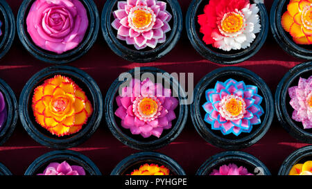 Candele colorate sul display in Phuket Citta Vecchia, Thailandia Foto Stock