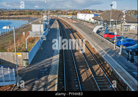 Vista della stazione di Montrose, Angus, in Scozia, dal ponte attraverso le linee ferroviarie. Foto Stock