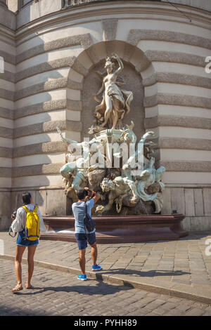 Vienna, Austria - 19.08.2018: La fontana nella parte anteriore del Palazzo di Hofburg di Vienna. Foto Stock