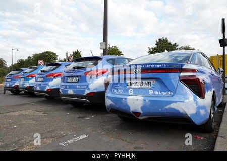 Parigi, Ile-de-France, Francia - Taxi alimentati elettricamente da una cella a combustibile è parcheggiato in un parcheggio nel centro di Parigi. Foto Stock