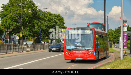 Londra, Inghilterra - Giugno 2018: London bus tirato in corrispondenza di una fermata degli autobus in Bath Road, vicino all'aeroporto di Heathrow. Foto Stock