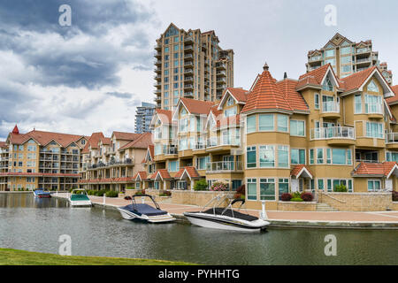 KELOWNA, British Columbia, Canada - Giugno 2018: gli appartamenti del tramonto Waterfront resort di Kelowna, British Columbia, Canada, hanno gli ormeggi per Foto Stock