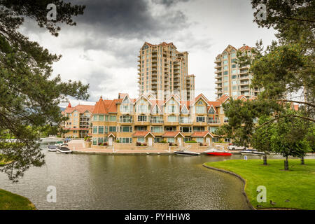 KELOWNA, British Columbia, Canada - Giugno 2018: gli appartamenti del tramonto Waterfront resort di Kelowna, British Columbia, Canada, hanno gli ormeggi per Foto Stock