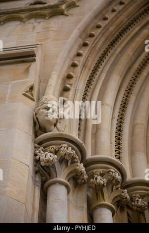 Dettaglio in muratura a ovest della porta anteriore. Cattedrale Chiesa e Abbazia di St Alban. St Albans, Hertfordshire, Inghilterra Foto Stock