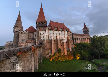 Il gotico-rinascimentale Corvin castello in Romania Foto Stock