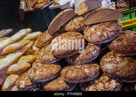 Presentazione di pane fresco in vendita Foto Stock