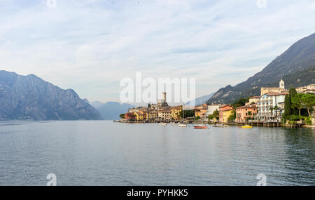 Bello, romantico paesaggio con Malcesine sul Lago di Garda in Italia Foto Stock