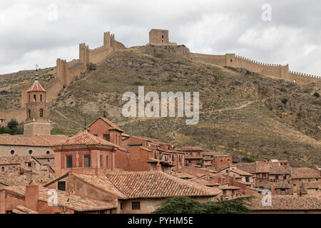 Albarracín, vista parziale dall'interno, case del tipico colore rossastro, la parete in background, in cima alla montagna, Teruel, Aragón, Spa Foto Stock