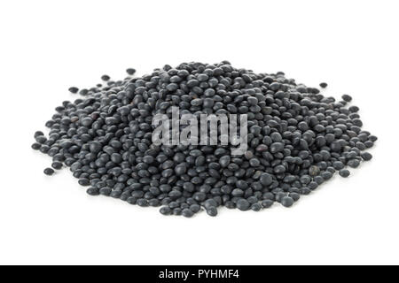 Cumulo di organico nero lenticchie beluga su sfondo bianco Foto Stock