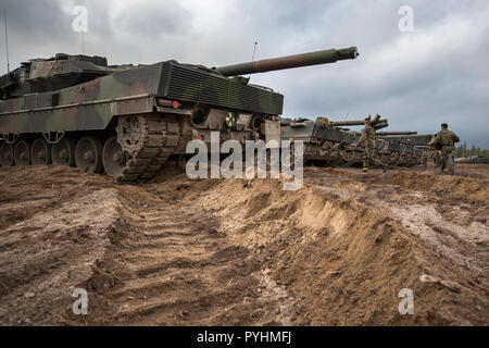 Dopo il trasferimento dalla Germania alla Norvegia, la Leopard 2A6 principale battaglia cisterne da 93Panzer Battaglione di dimostrazione (Panzerlehrbataillon 93) sarà ri-attrezzato e mimetizzata dopo l'arrivo a Camp Røedsmoen nella rena da soldati tedeschi del molto alta disponibilità Joint Task Force (VJTF). Esercitazione NATO Trident Frangente in Norvegia, Rena il 13 ottobre 2018. Foto: SGM Marco Dorow, Esercito Tedesco Foto Stock