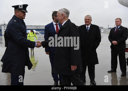 Stati Uniti Il Segretario della Difesa James N. Mattis saluta U.S. Air Force Col. Sean Cantrell, U.S. Gli alti ufficiali della difesa / Difesa Attaché alla Repubblica ceca, all'arrivo a Praga, Repubblica ceca, 28 ottobre 2018. (DOD foto di Lisa Ferdinando) Foto Stock