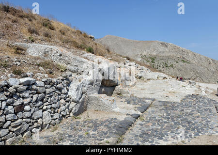 Il Santuario di Artemidoros, rock cut e fondata da Artemidoros di Apollonios di Perge, Antica Thera, Santorini, Grecia. Risalente al 3° centur Foto Stock