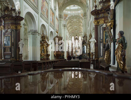 Interno della navata principale dell'Assunzione chiesa (Kostel Nanebevzetí Panny Marie) del monastero Kladruby (Klášter Kladruby) di Kladruby vicino Tachov in Boemia occidentale, Repubblica Ceca. Il monastero chiesa progettata da architetto ceco con origini italiane Jan Santini Aichel (Giovanni Biagio Santini) è stato costruito dal 1712 al 1721 nella combinazione del Barocco e gotico, noto come Barocco stile gotico. Foto Stock