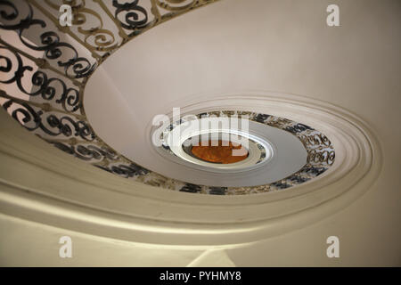 Oval scalinata a spirale nel convento del monastero di Plasy (Plasy Klášter) in Boemia occidentale, Repubblica Ceca. La cappella progettata da architetto ceco con origini italiane Jan Santini Aichel (Giovanni Biagio Santini) fu costruito nel 1724 nella combinazione del Barocco e gotico, noto come Barocco stile gotico. Foto Stock