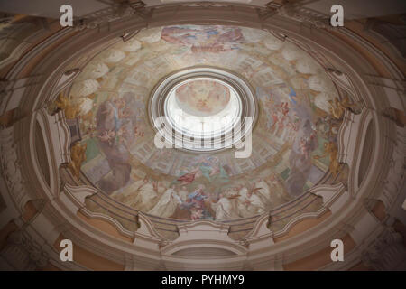 Interno della cupola del Barocco capitolare del Monastero di Plasy (Plasy Klášter) progettato da Czech architetto barocco Kilián Ignác Dientzerhofer e costruito nel 1738-1740 in Plasy in Boemia occidentale, Repubblica Ceca. Foto Stock