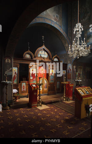 L'iconostasi nella chiesa ortodossa di San Venceslao e di santa Ludmilla (Kostel svatého Václava, situato a svaté Ludmily) in Třebíč nella regione Oberland, Repubblica Ceca. La chiesa è stata progettata e costruita dalla cecoslovacca sacerdote ortodosso Vsevolod Kolomackij, più tardi conosciuto come Andrej Kolomacký nel 1938-1940. Egli dipinse anche l'iconostasi e murales all'interno. Foto Stock