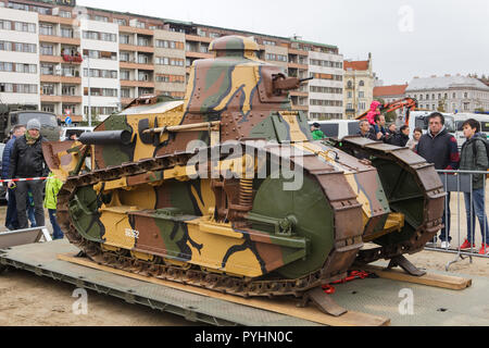 Luce francese Renault serbatoio FT-17 (1918) sul display in attrezzature militari salone dedicato al centenario della Cecoslovacchia sull altopiano di Letna a Praga, nella Repubblica ceca il 27 ottobre 2018. Foto Stock