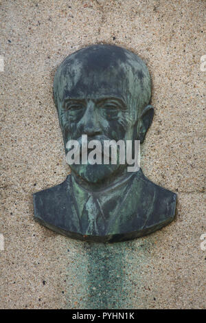 Primo presidente della Cecoslovacchia Tomá Garrigue Masaryk raffigurato sull'obelisco in Studenec vicino Třebíč nella regione Oberland, Repubblica Ceca. Il monumento inaugurato nel 1920 e restaurata nel 1947 è ufficialmente conosciuto come il memoriale di liberatori o come il memoriale per le vittime delle guerre mondiali. Foto Stock