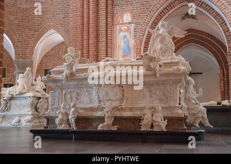 Le tombe di Christian 5 e Frederik 4 insieme con le loro regine Charlotte Amalie e Louise in coro nella Cattedrale di Roskilde, Roskilde, Danimarca. Const Foto Stock