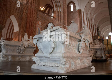 Le tombe di Christian 5 e Frederik 4 insieme con le loro regine Charlotte Amalie e Louise in coro nella Cattedrale di Roskilde, Roskilde, Danimarca. Const Foto Stock