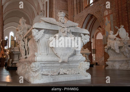 Le tombe di Christian 5 e Frederik 4 insieme con le loro regine Charlotte Amalie e Louise in coro nella Cattedrale di Roskilde, Roskilde, Danimarca. Const Foto Stock