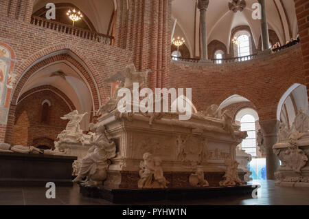 Le tombe di Christian 5 e Frederik 4 insieme con le loro regine Charlotte Amalie e Louise in coro nella Cattedrale di Roskilde, Roskilde, Danimarca. Const Foto Stock