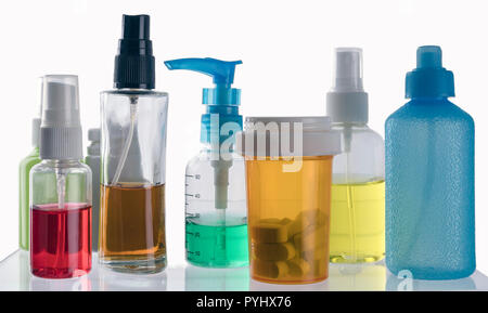 Diversi tipi di contenitori di cosmetici e medicinali isolato su sfondo bianco Foto Stock