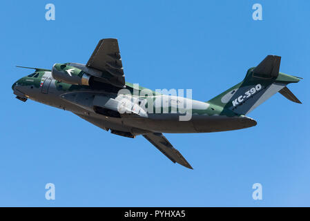 La partenza di un Embraer KC-390 i velivoli militari da trasporto della forza aerea brasiliana. Foto Stock