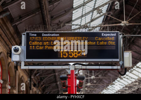 La stazione ferroviaria di Preston e partenze board. Alta venti causando la cancellazione a nord di Preston questa Vergine il treno è stato annullato a nord di Preston Foto Stock