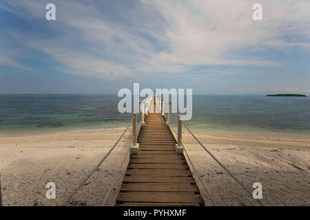 Pier a Isola Sumilon Cebu Filippine, in una scena tranquilla in una bella giornata di sole Foto Stock